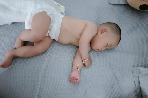 青海宝宝脚心出汗怎么回事