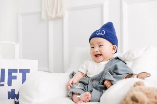 青海宝宝吃奶蹬腿烦躁扭动